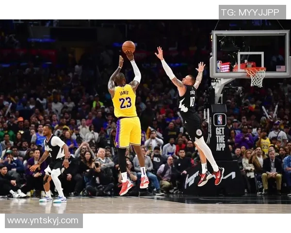 湖人队场外足球球星背后的故事与他们的运动生涯融合探索 湖人队场外足球球星背后的故事与他们的运动生涯融合探索