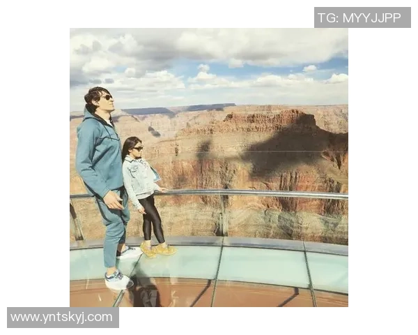 《绿茵场上的心动时刻 球星与爱侣之间的青春与挑战》